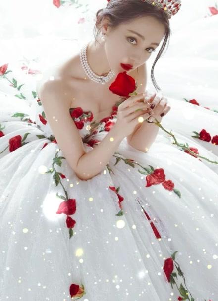 迪丽热巴的庄园玫瑰婚纱惊艳众生高级定制到底有多美