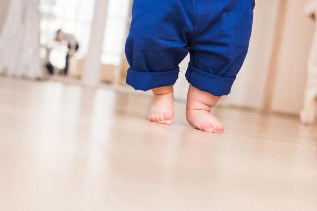 学步鞋也是近几年很热销的产品,可其实宝宝刚学走路时,最好是光着脚