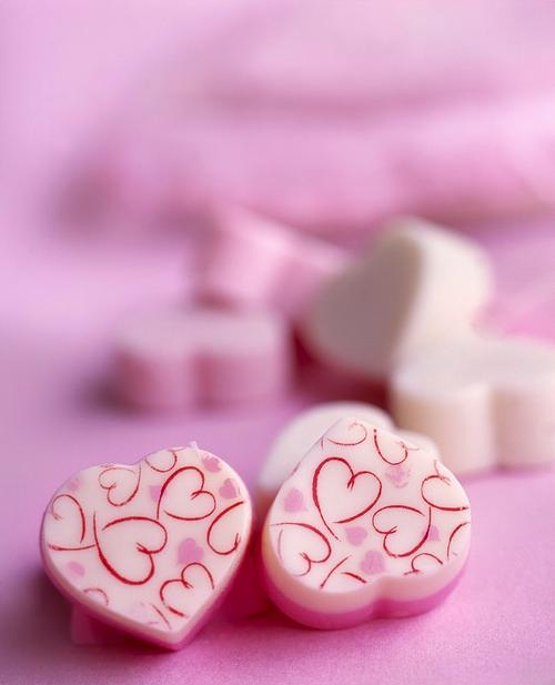 粉色和白色的心形糖果图片下载