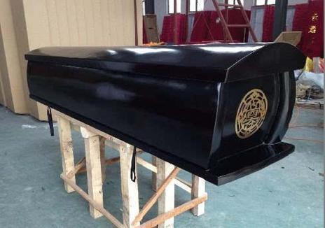 丧葬中,为何有的棺材漆成红色,有的却漆成黑色?