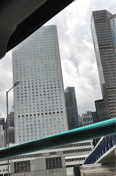 怡和大厦,以前名叫康乐大厦,建于1972年,是香港第一栋摩天大楼.