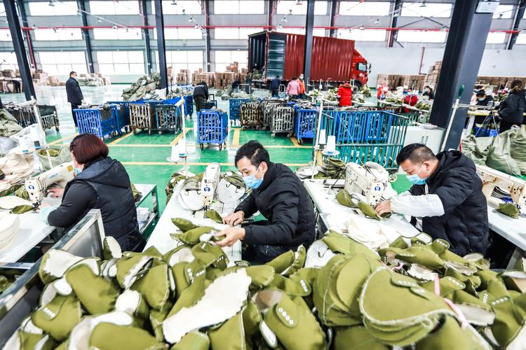 贵州陆海龙腾鞋业有限公司工人正在全力赶制订单.