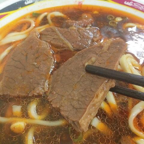红烧牛肉面 - 牛肉已经炖软了,肉很大块 约有6～7块,用的是台湾本地的