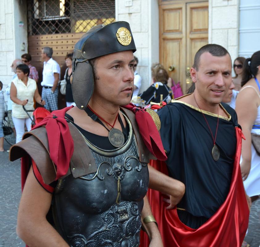 穿着古罗马服装的人,游行