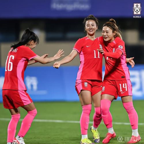 韩国女足球员崔宥莉和李玟娥