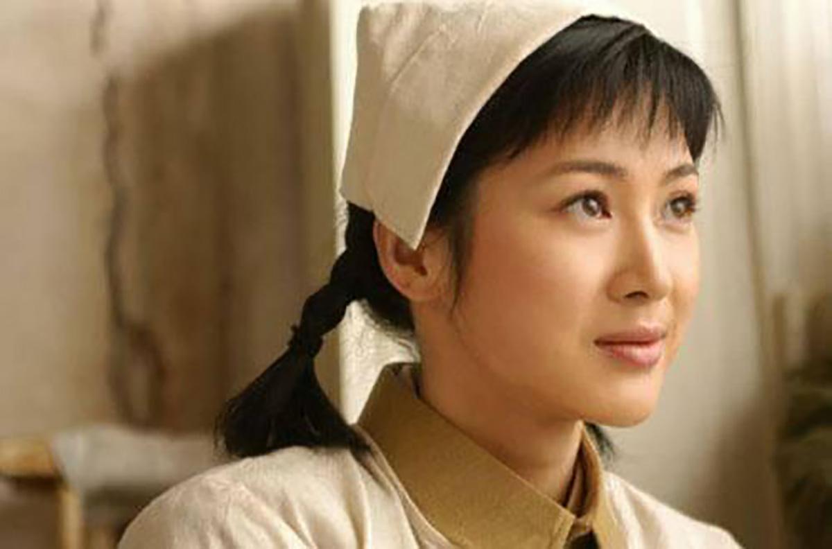 在这部《亮剑》中,她就出演了李云龙的老婆田雨,这也是携手李幼斌一起