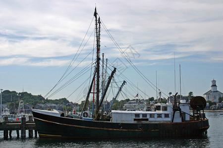 马萨诸塞州普罗温斯敦港口的一艘渔船图片素材