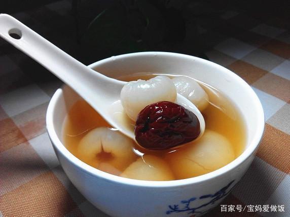 夏日饮品自己做:来一碗荔枝红枣糖水,清甜不腻,简单好喝又解暑