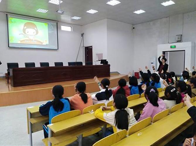 和县西梁山中学举办女生青春期教育专题讲座