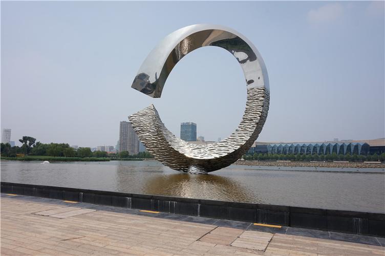 不锈钢雕塑《水上月》