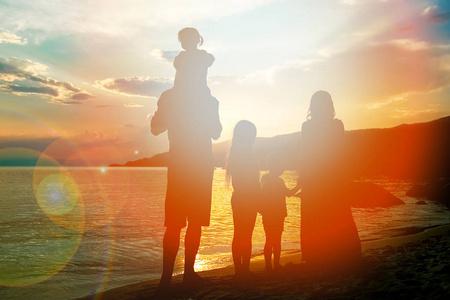希腊海背景幸福家庭剪影照片