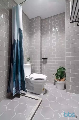 卫生间的淋浴区做了个三公分地台,避免淋浴时水流的到处都是,拉上帘子