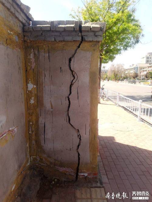 泰安人行道上围墙开裂变危墙墙缝透光最宽裂开5厘米