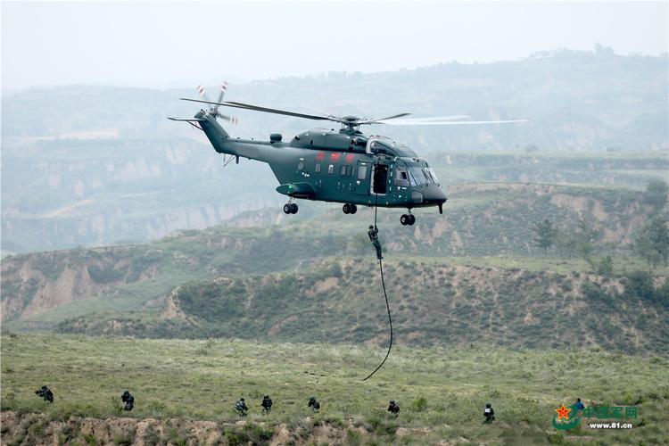 直击武警特战小队搭乘直升机融合训练现场