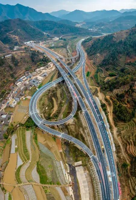 据悉,宜宾至攀枝花高速公路,简称宜攀高速,也称为四川沿江高速,全长
