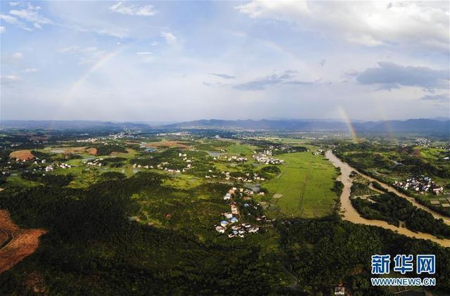 7月16日,雨过天晴,湖南永州市祁阳县白水镇出现彩虹(无人机拍摄).