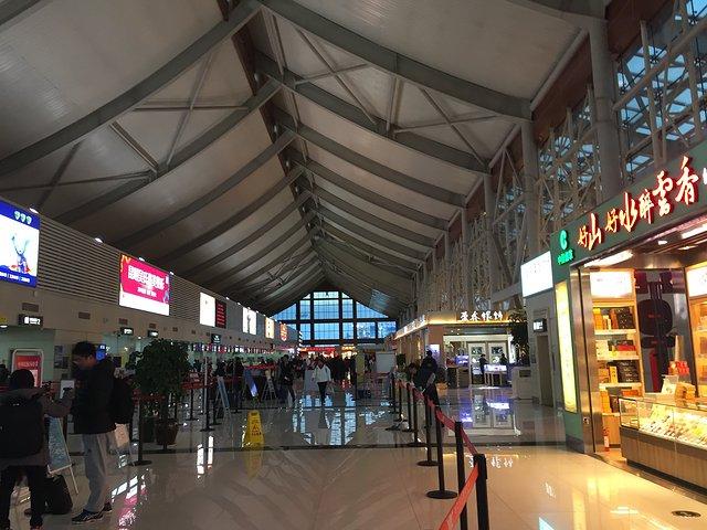 其实丽江机场不算好小了作为一个非省会城市的市级机场算是挺不错的