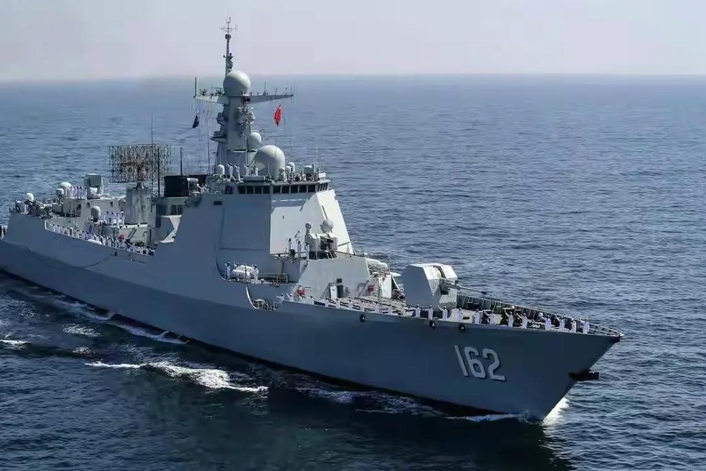中国海军导弹驱逐舰南宁舰,综合补给舰微山湖舰加上1艘054a - 抖音