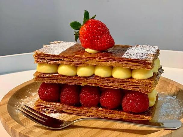 "拿破仑蛋糕"法文名为mille-feuille,即有一千层酥皮的意思,所以它又