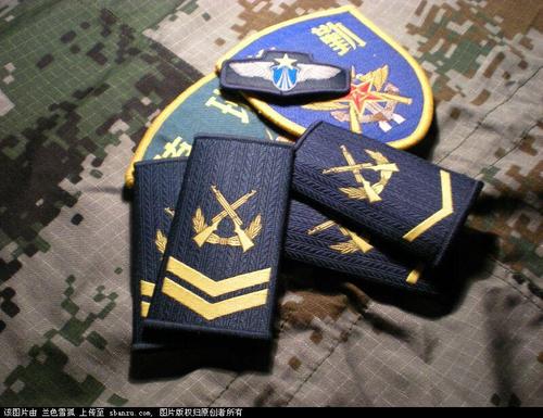 下面那张图里,一杠的那个肩章是二级士官军衔还是一集士官军衔,两杠的