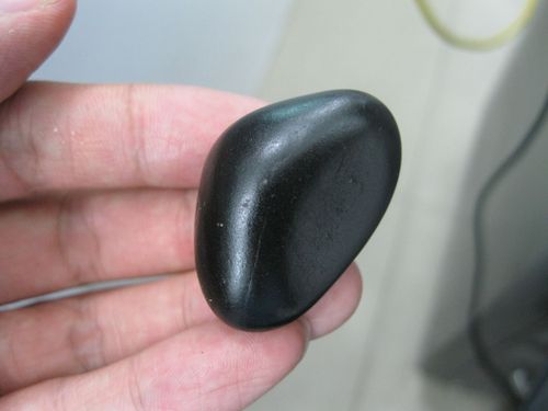 黑卡瓦石,肉质很细腻,还有脂份,手电打进去不透光.