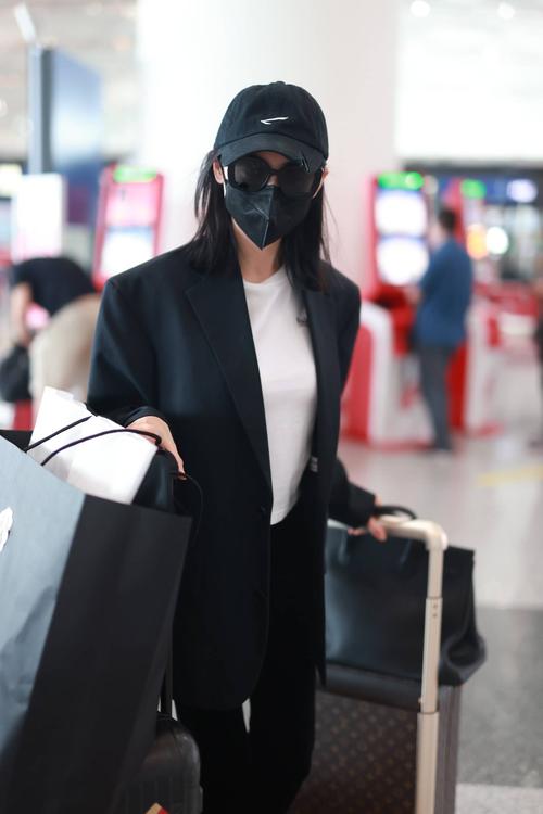 1/ 8 2021年8月16日,北京,张天爱现身机场,身穿黑色西装搭喇叭裤飒气