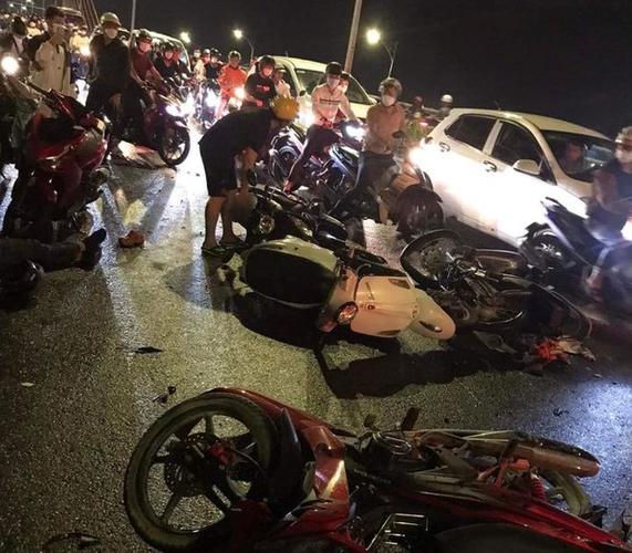 一辆乘用车在岘港撞上一系列摩托车的场景|交通事故|客车_网易订阅
