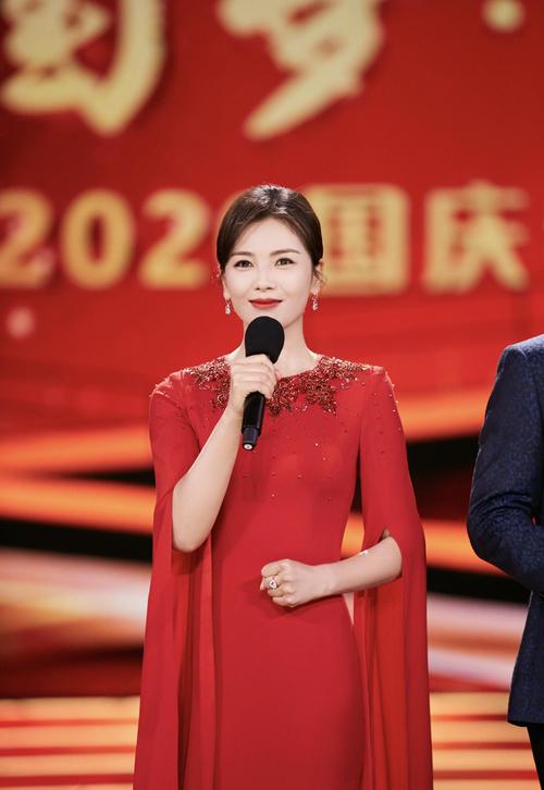 刘涛首次主持央视晚会正红色落地裙披风款式大气温婉有范儿