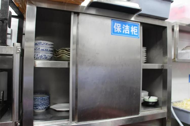 保洁柜门未关工作人员个人餐具与消费者餐用具混放物品摆放杂乱食品