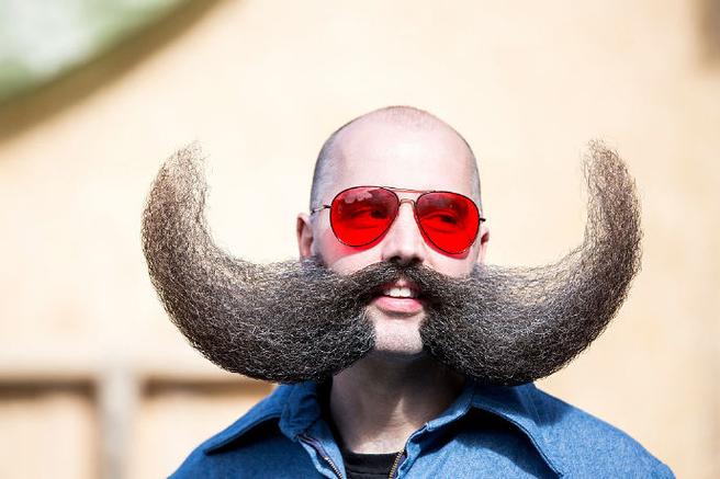 两年一度,评选最夸张华丽的男士胡须造型,评选包括三个类别:络腮胡
