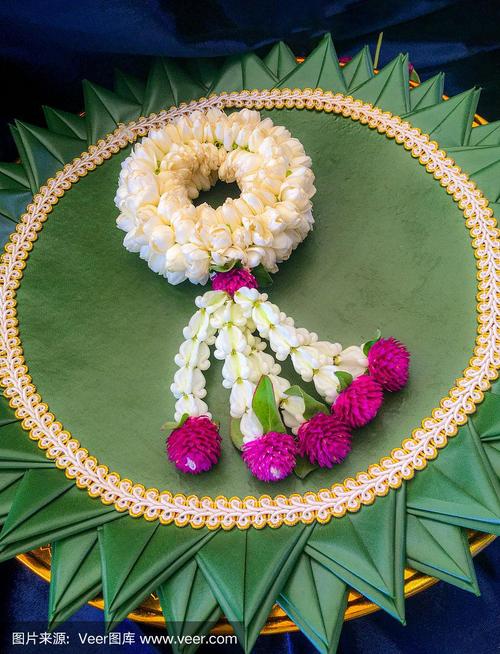 泰国传统茉莉花花环和五彩缤纷的花朵