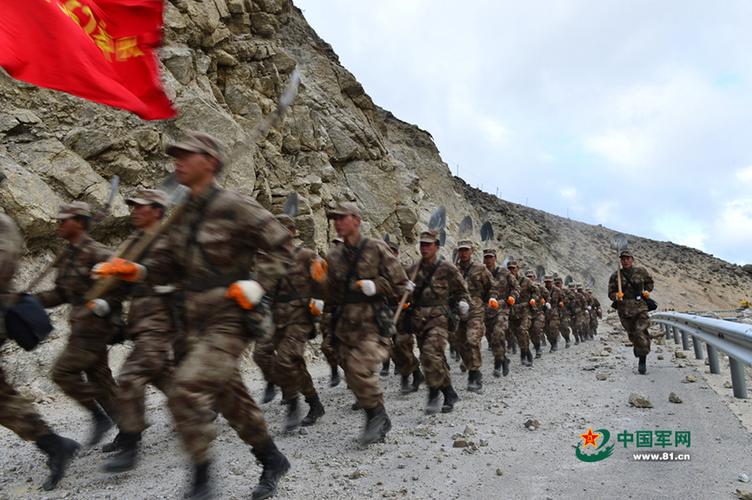 驻藏官兵驰援地震灾区 过滚石路翻雪山