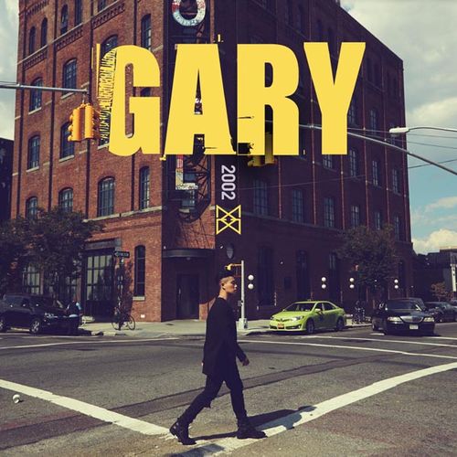 gary的专辑形象里,能看到2002数字和走在美国纽约街上的gary的样子
