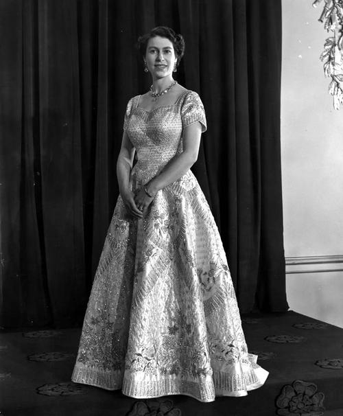 英国女王伊丽莎白二世确保她的加冕礼服不仅反映了她在英国的新角色