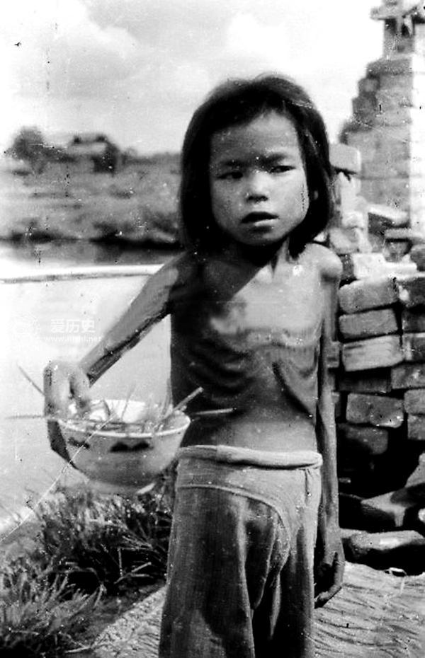 1946年湖南饥荒倒在路上的百姓 孩子躺在死去母亲怀里吃奶