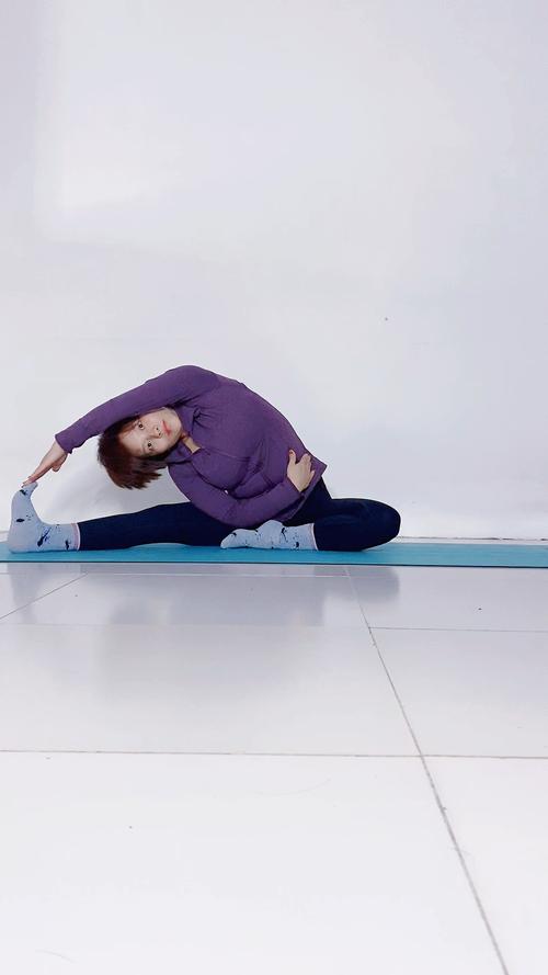 拉伸侧腰瑜伽的好处 拉伸侧腰瑜伽的好处和功效