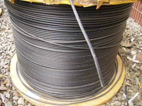 产品描述: 产品名称:钢带层绞式室外光缆gyts 产品结构:pbt光纤松套管