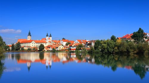 都市风景,捷克共和国,房子,河,水反射 iphone 壁纸