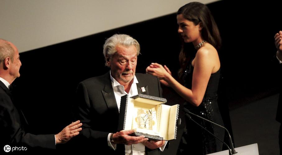 第72届戛纳国际电影节法国演员阿兰德龙获得荣誉金棕榈奖