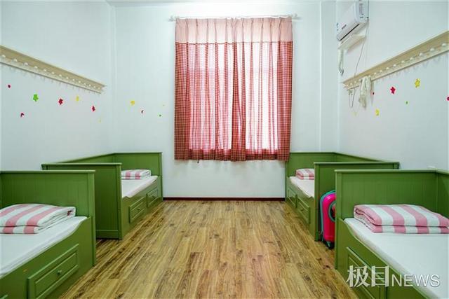武汉有学校推出午间课后服务新做法:学校留午休床位,让娃在校躺着睡