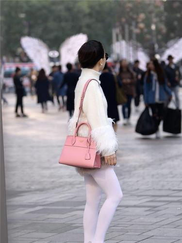 很独特的白色丝袜搭配白色运动鞋时尚街区都少见