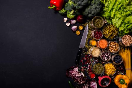 黑色背景的新鲜蔬菜和水果的趋势集.五颜六色的新鲜素食食品.平躺.