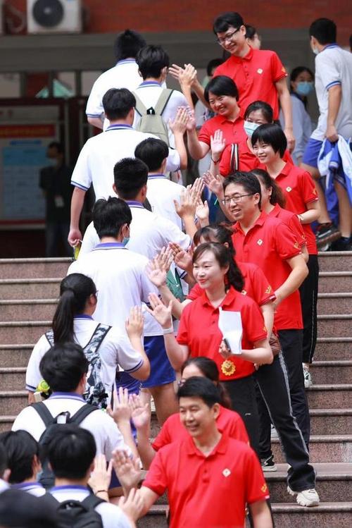 广州市育才中学考点送完考生入场,家长们依然有"送考仪式感".
