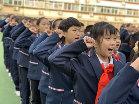 济南市历下实验小学隆重举行高举队旗跟党走争做新时代好队员主题活动
