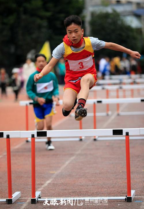 从江县刚边乡中心小学学生在校园运动会上参加60米跨栏比赛.罗京来 摄