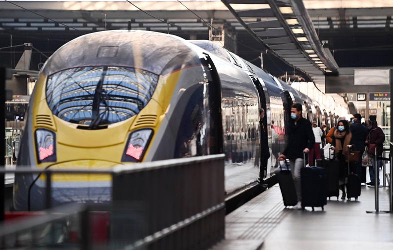 是1月22日在英国伦敦圣潘克勒斯车站拍摄的等候"欧洲之星"列车的旅客