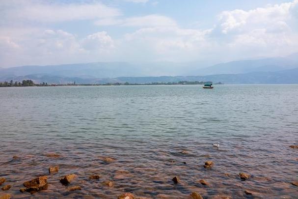 通海杞麓湖,位于云南省玉溪市通海县,是一处以湖泊为主体的自然风景区