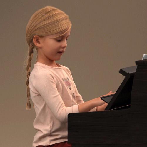 演奏钢琴的小女孩