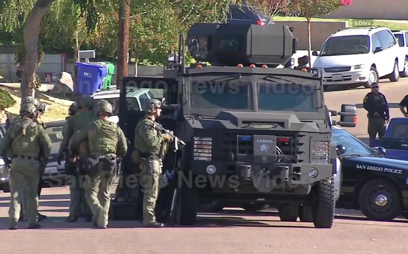 美国圣地亚哥圣迭戈警方特警队swat参与嫌犯住所突袭行动