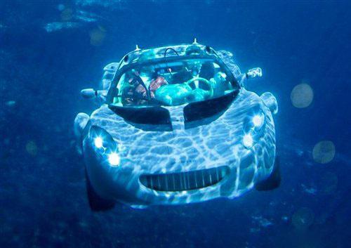 推动汽车在水中前进,极速为5公里,而将该车潜入到10米深的水下时,极速
